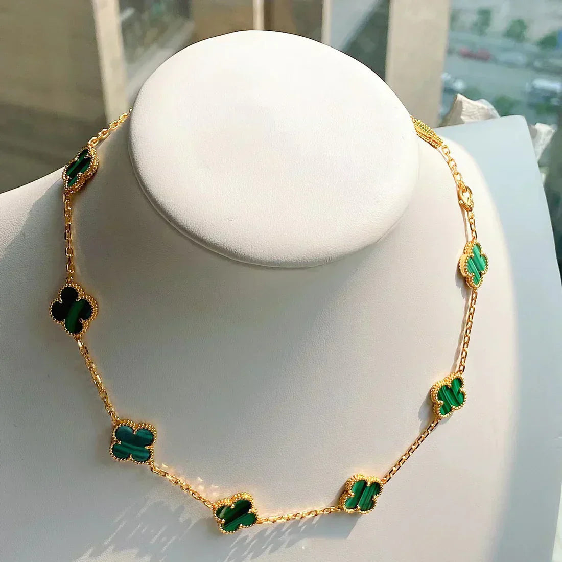 CLOVER | Collier vert à 10 motifs